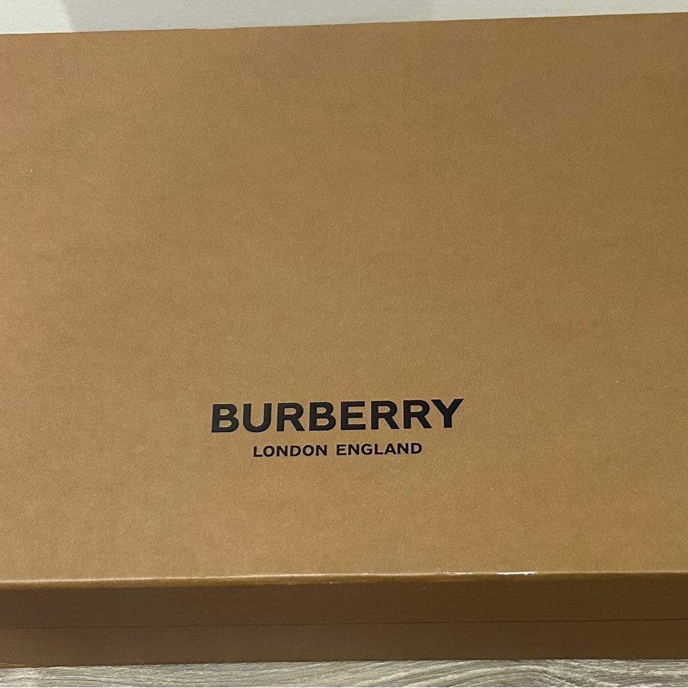 Burberry Men’s Low Top sneakers! Size 12! New!